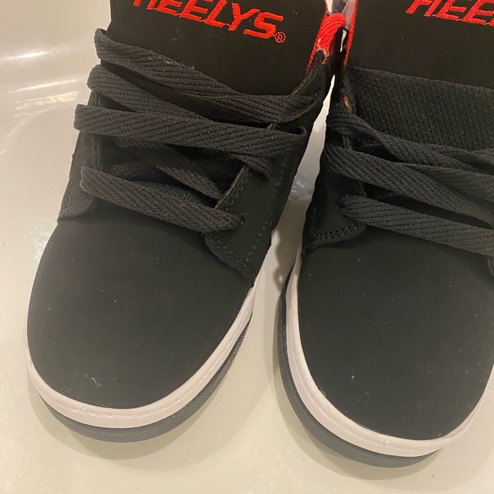 Heelys unisex size 5 black with red sneaker/wheel - Picture 3 of 4